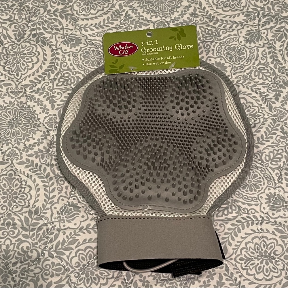 NWT Grooming Glove
